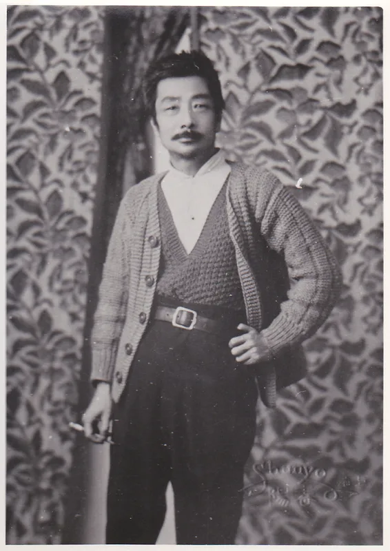 1933年5月1日，鲁迅在上海，身上穿着伴侣许广平为他编织的毛衣
